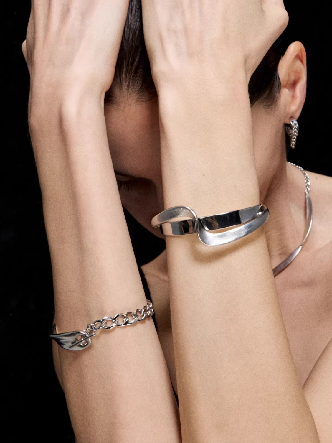 Möbius Chain Spliced Asymmetric Open Bracelet