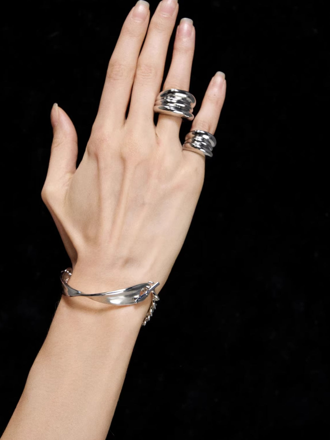 Möbius Chain Spliced Asymmetric Open Bracelet