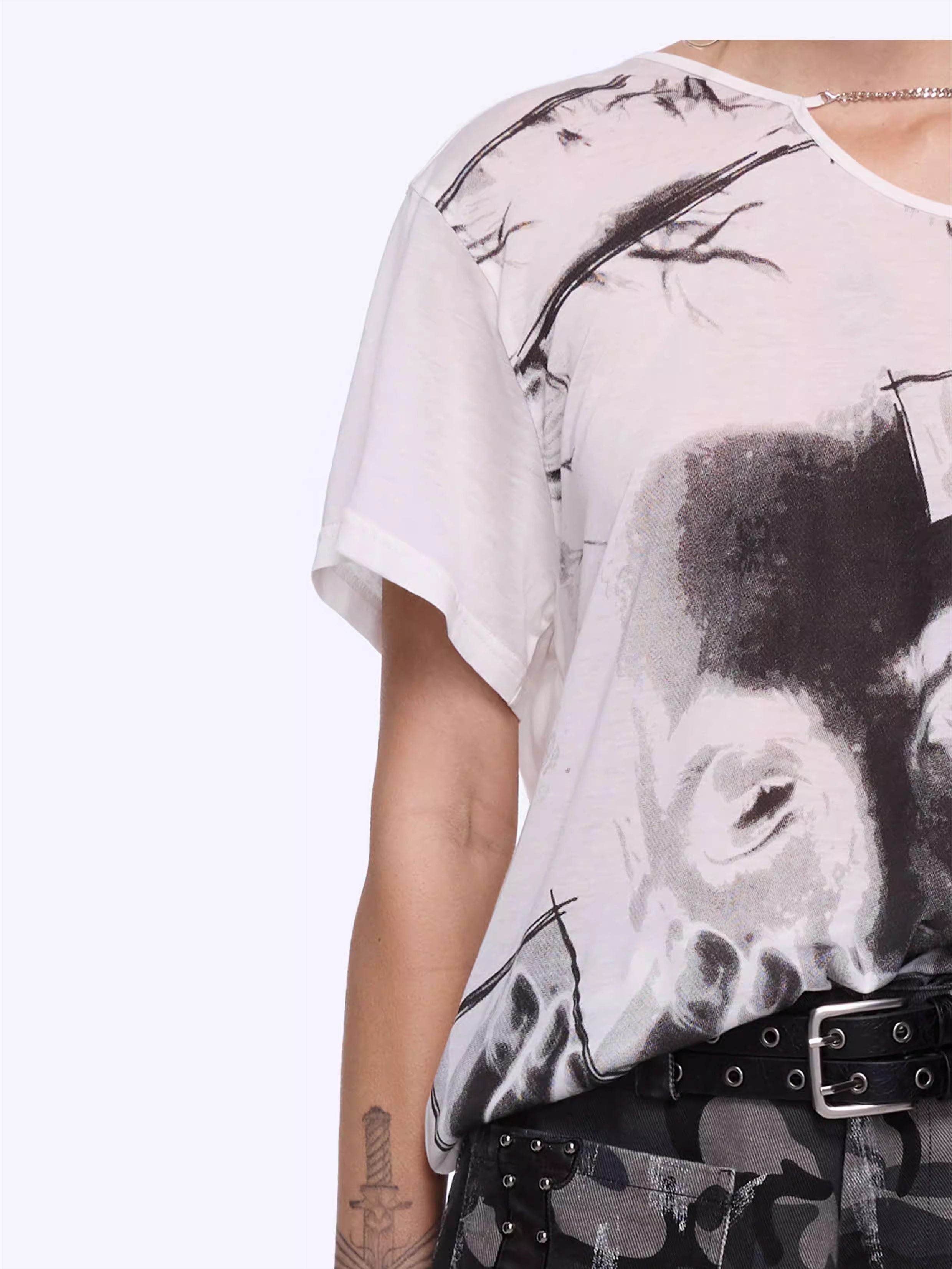 Blend Open-Back Chain Detail Loose T-Shirt