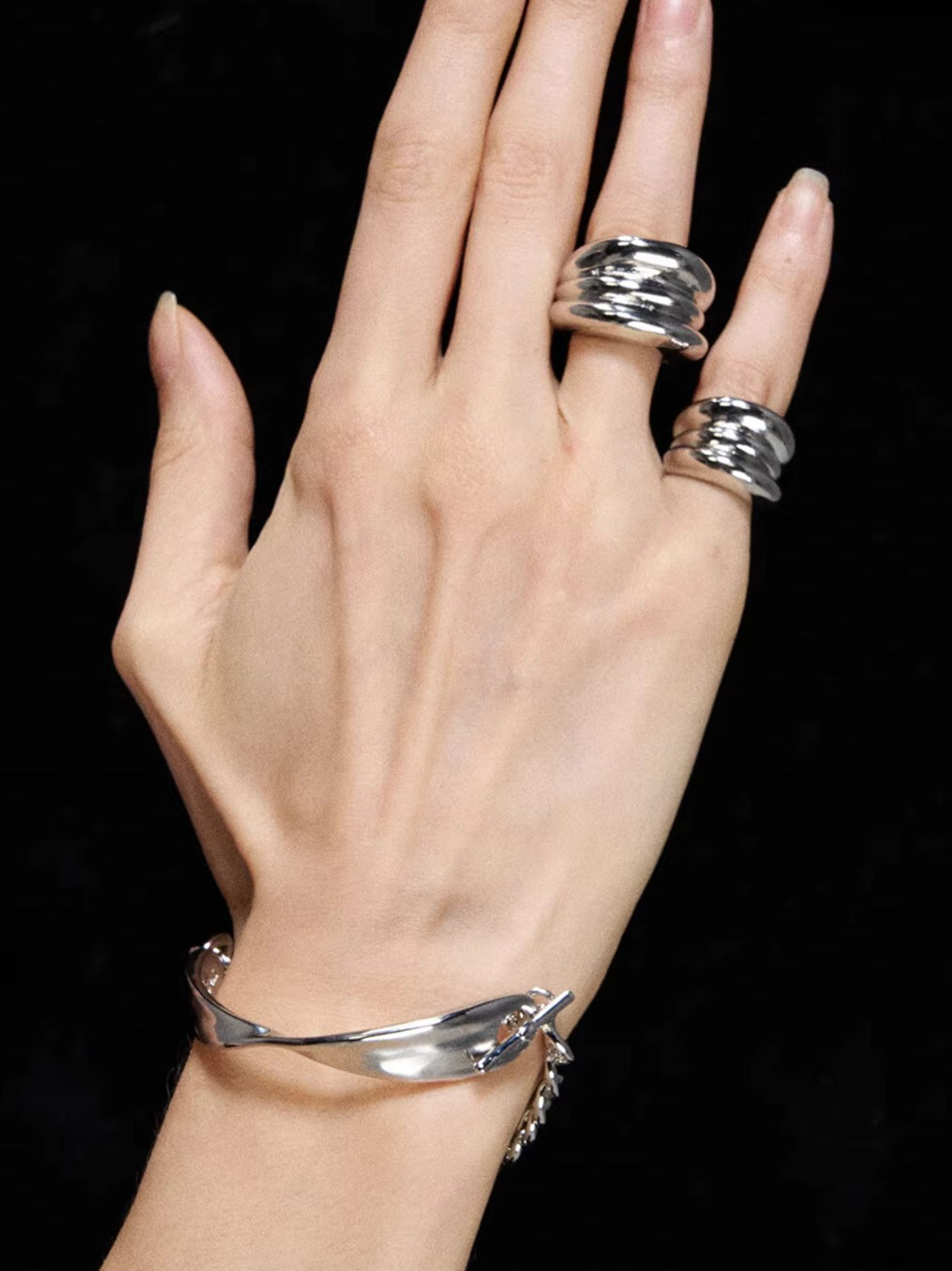 Möbius Chain Spliced Asymmetric Open Bracelet