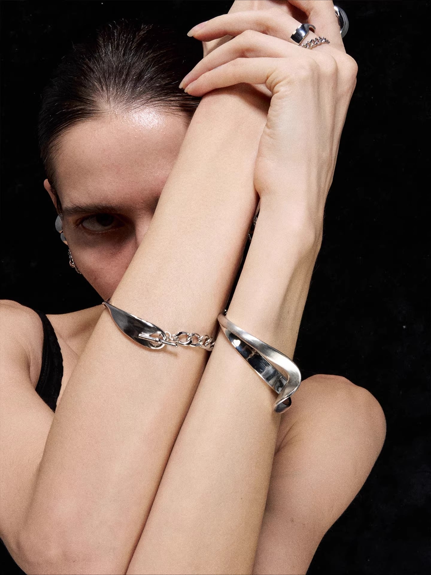 Möbius Chain Spliced Asymmetric Open Bracelet