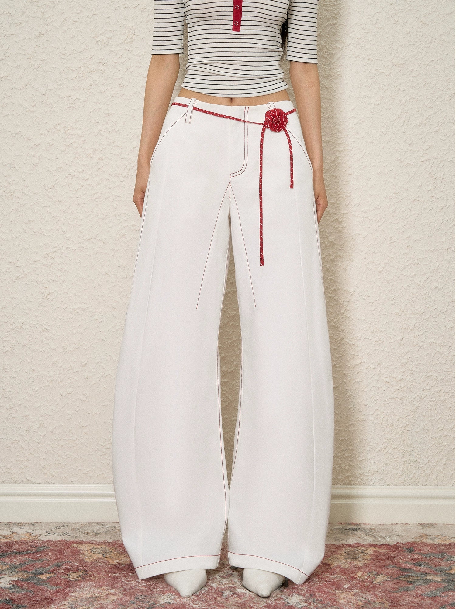 Rose Belt Contrast-Stitch Curved Jeans - CHINASQUAD