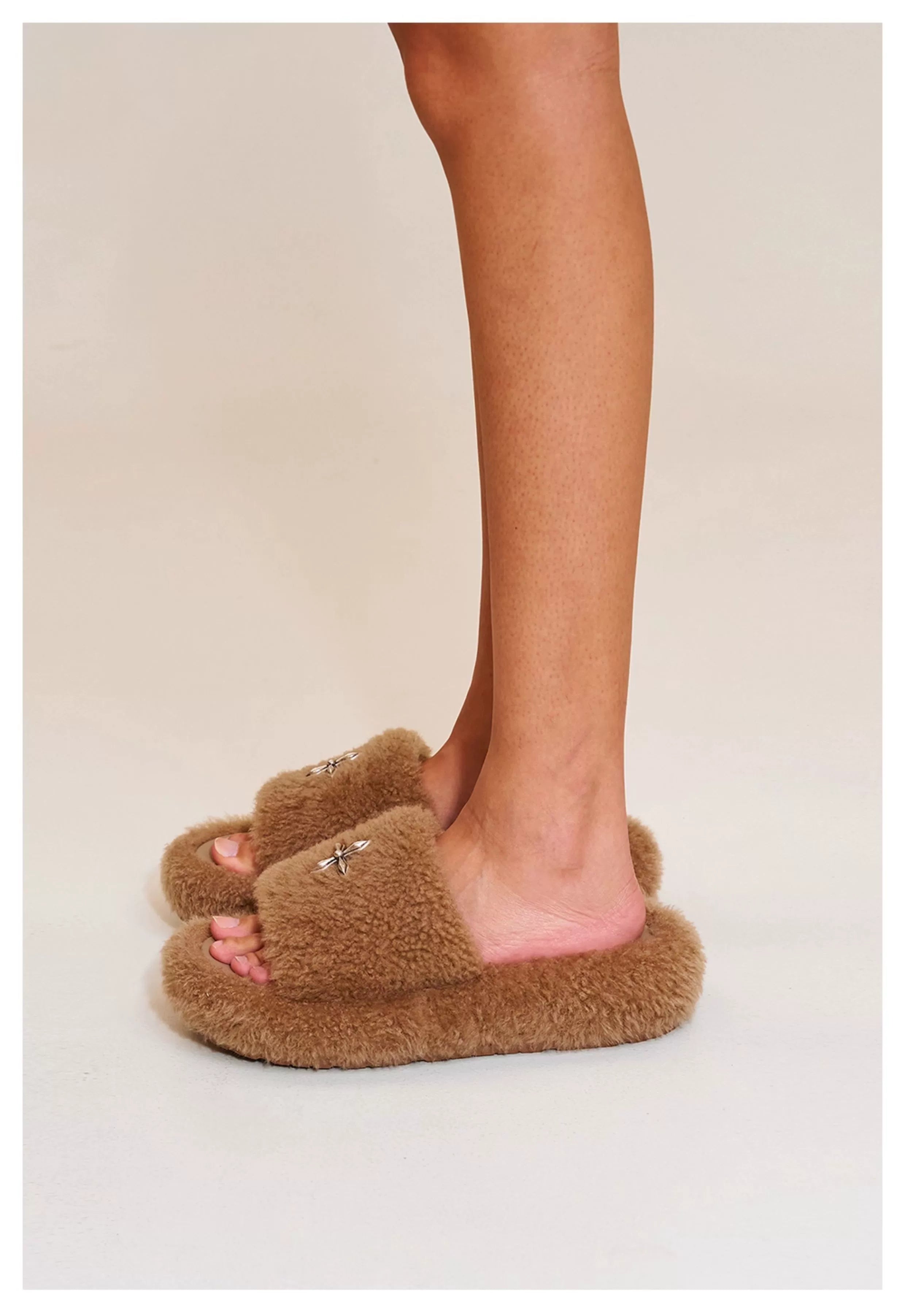 Compass Shearling Slide Sculpted Cross Emblem Sandals - CHINASQUAD