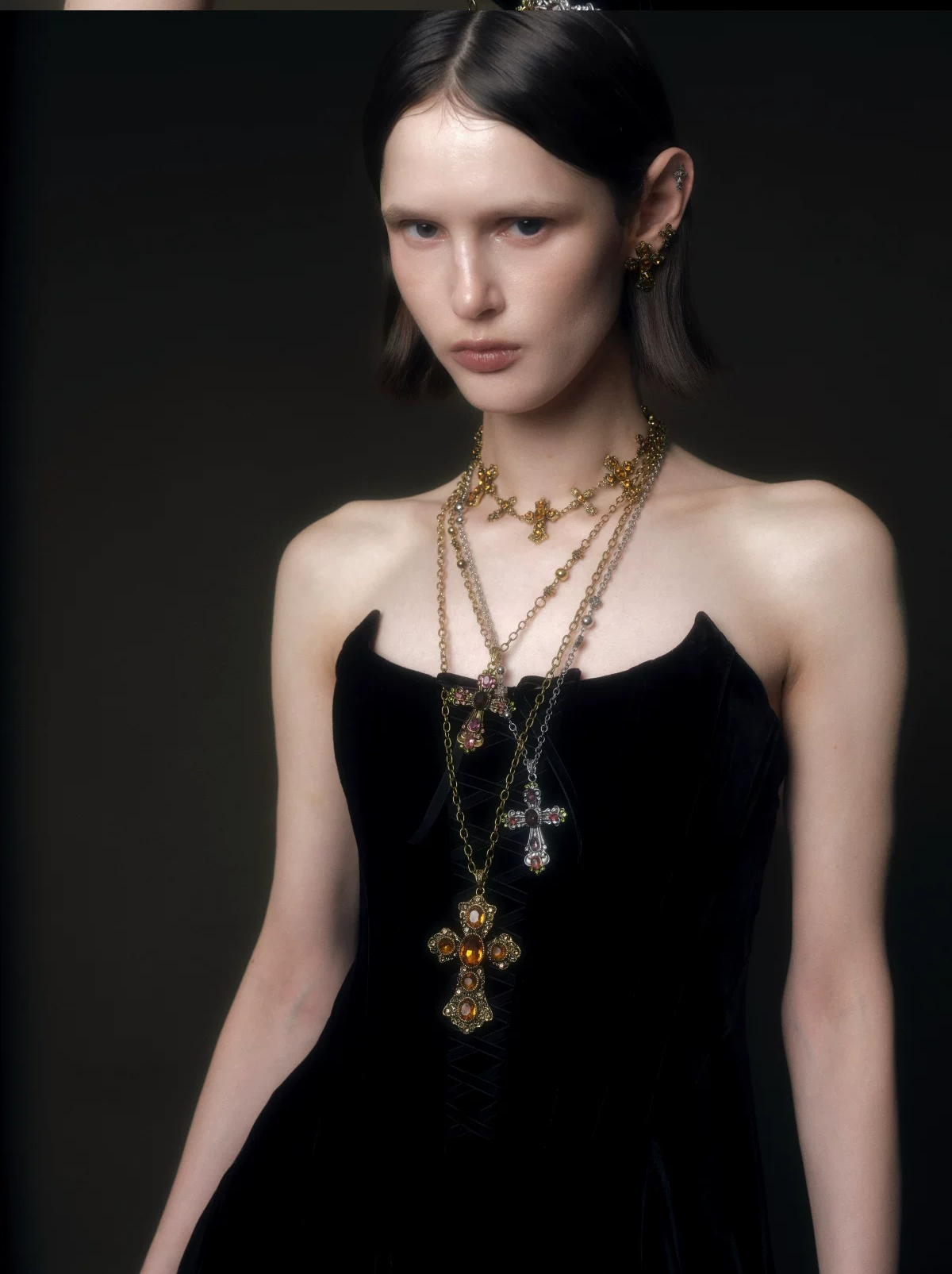Collar con colgante de cruz de cristal