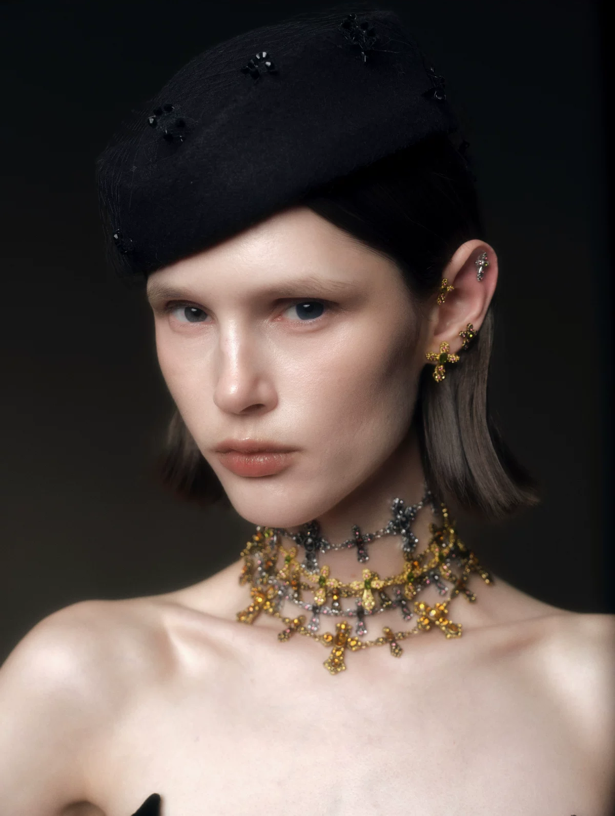 Collar con colgante de cruz de cristal