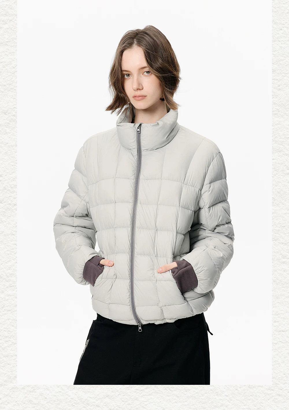 Leichte Daunenjacke mit Kapuze und Kontrastpanels
