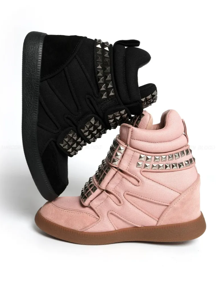 Sneakers alte con plateau e borchie
