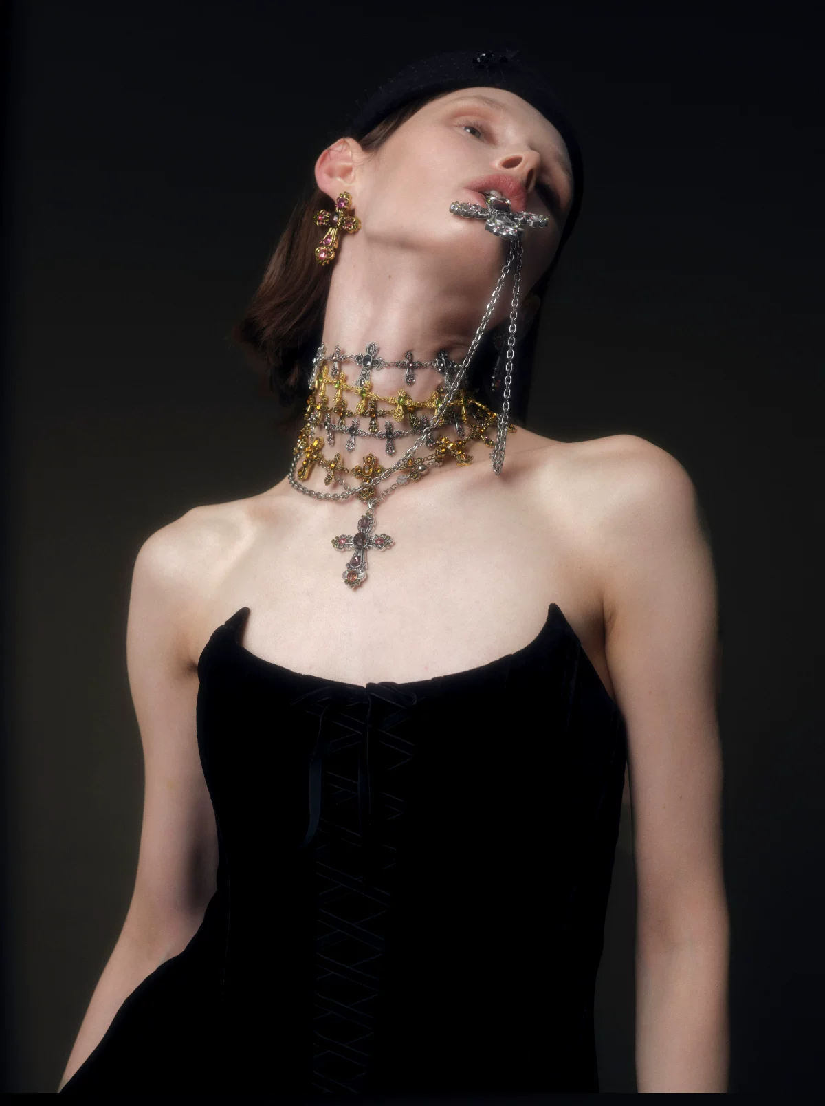 Collar con colgante de cruz de cristal