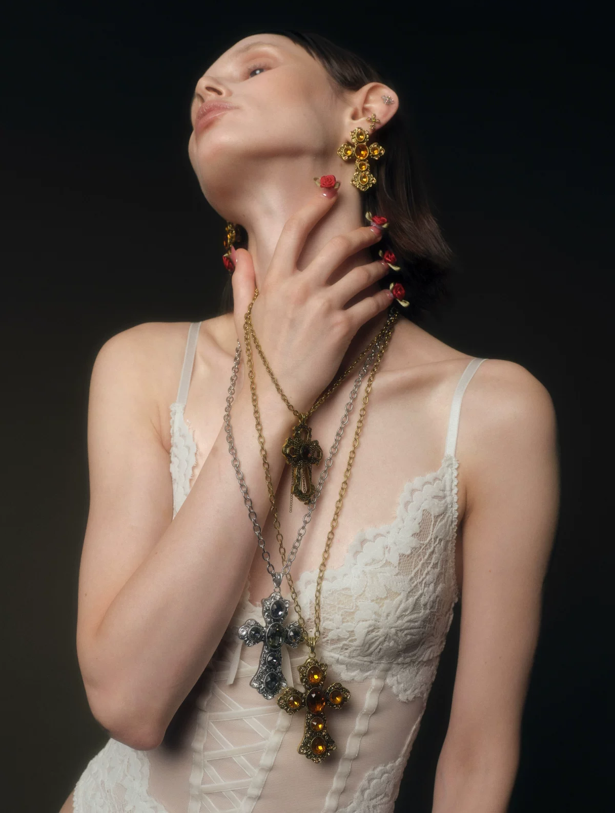 Collar con colgante de cruz con pedrería