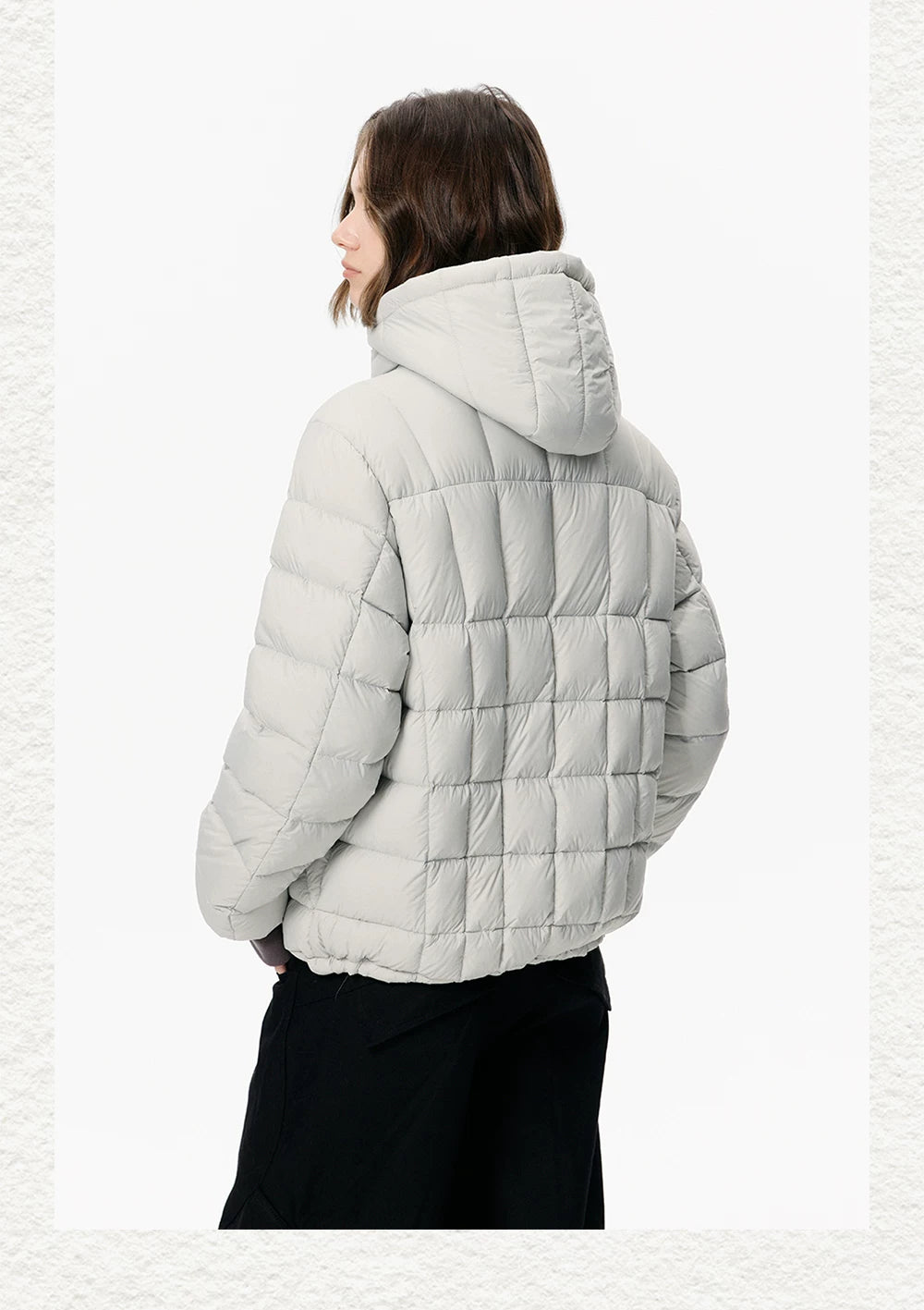 Leichte Daunenjacke mit Kapuze und Kontrastpanels