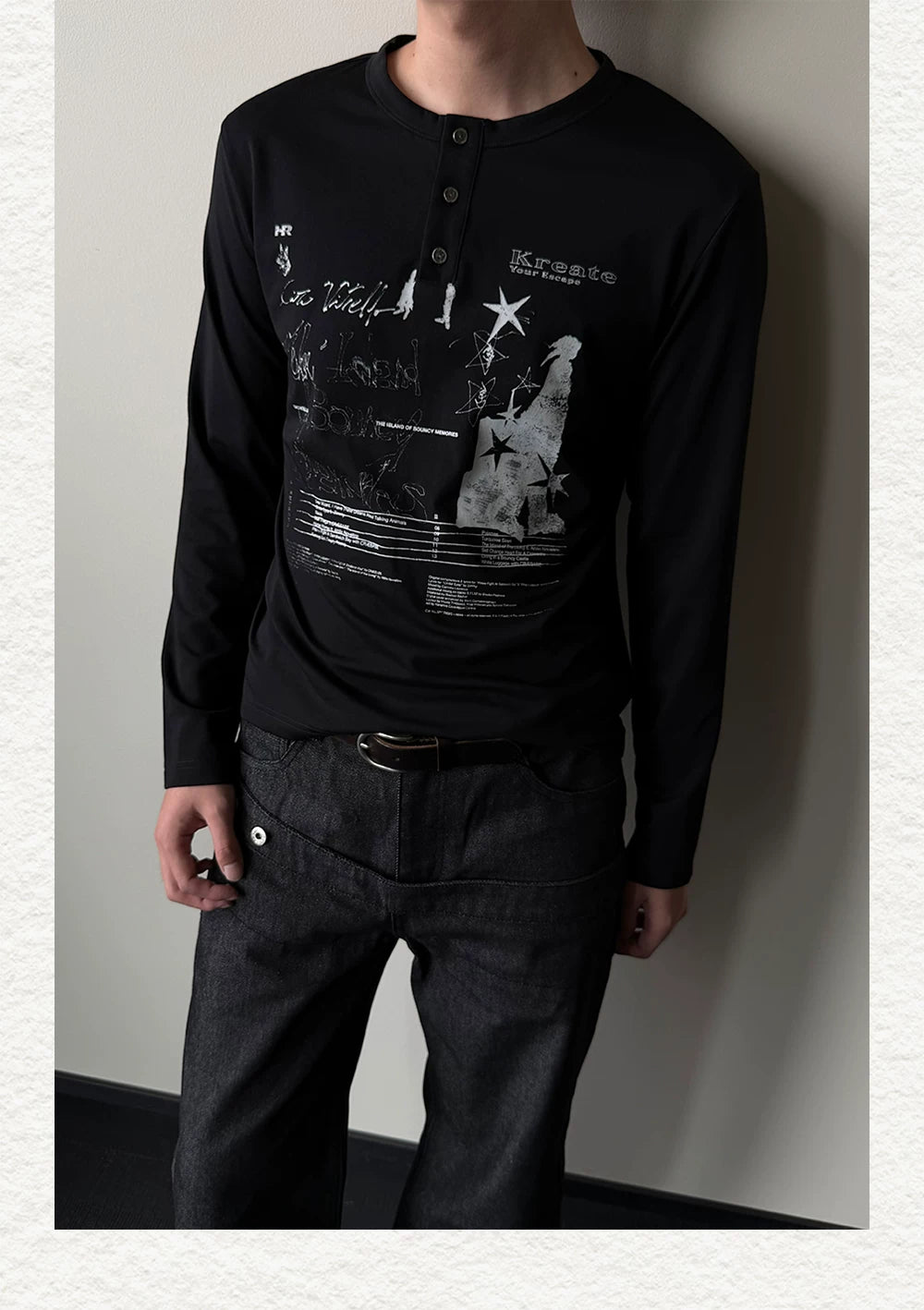 Henley-Langarmshirt mit meliertem Grafikprint