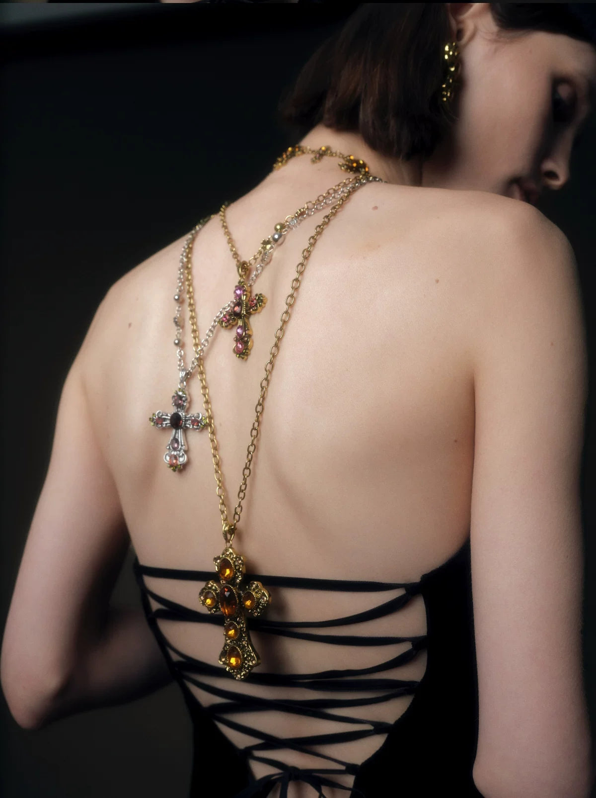 Collana con pendente a croce barocca vintage