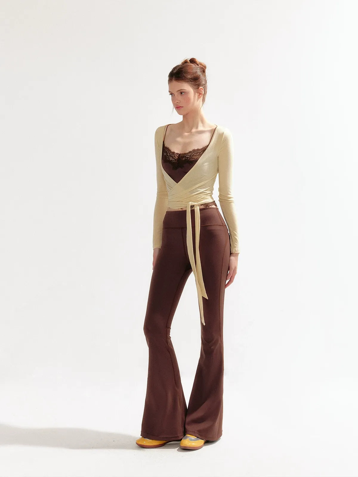 Pantalones de yoga acampanados elásticos