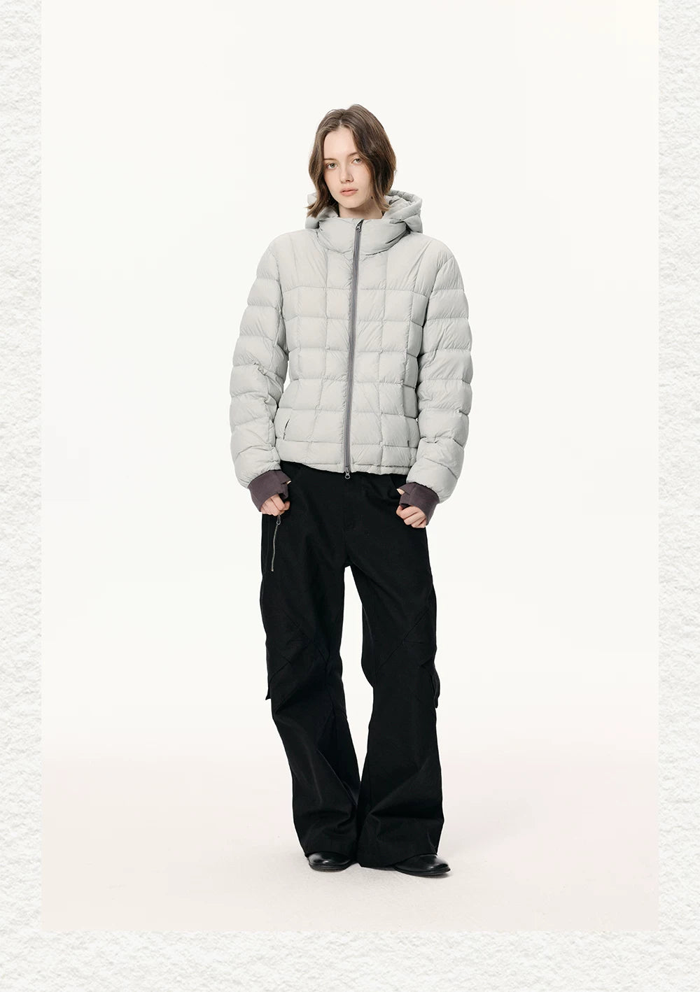 Leichte Daunenjacke mit Kapuze und Kontrastpanels
