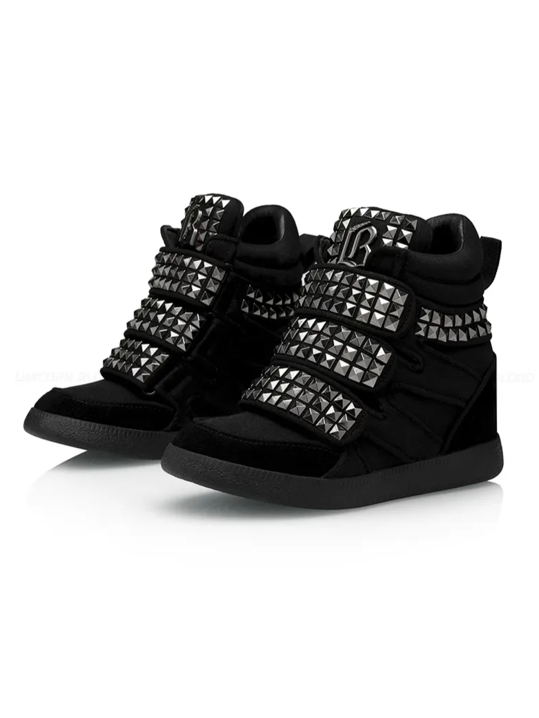 Sneakers alte con plateau e borchie