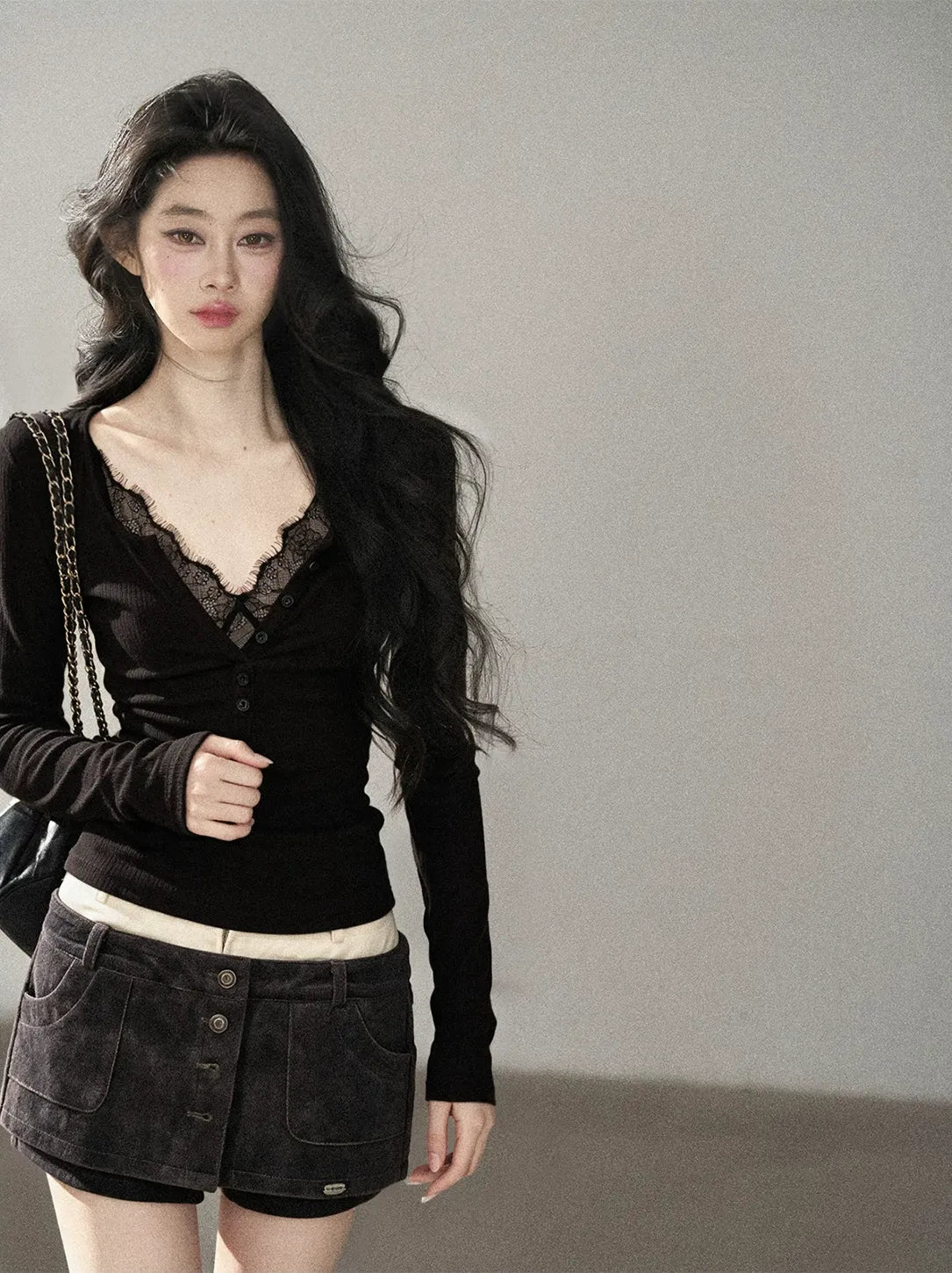 Top in costina spazzolata con pizzo e scollo a V