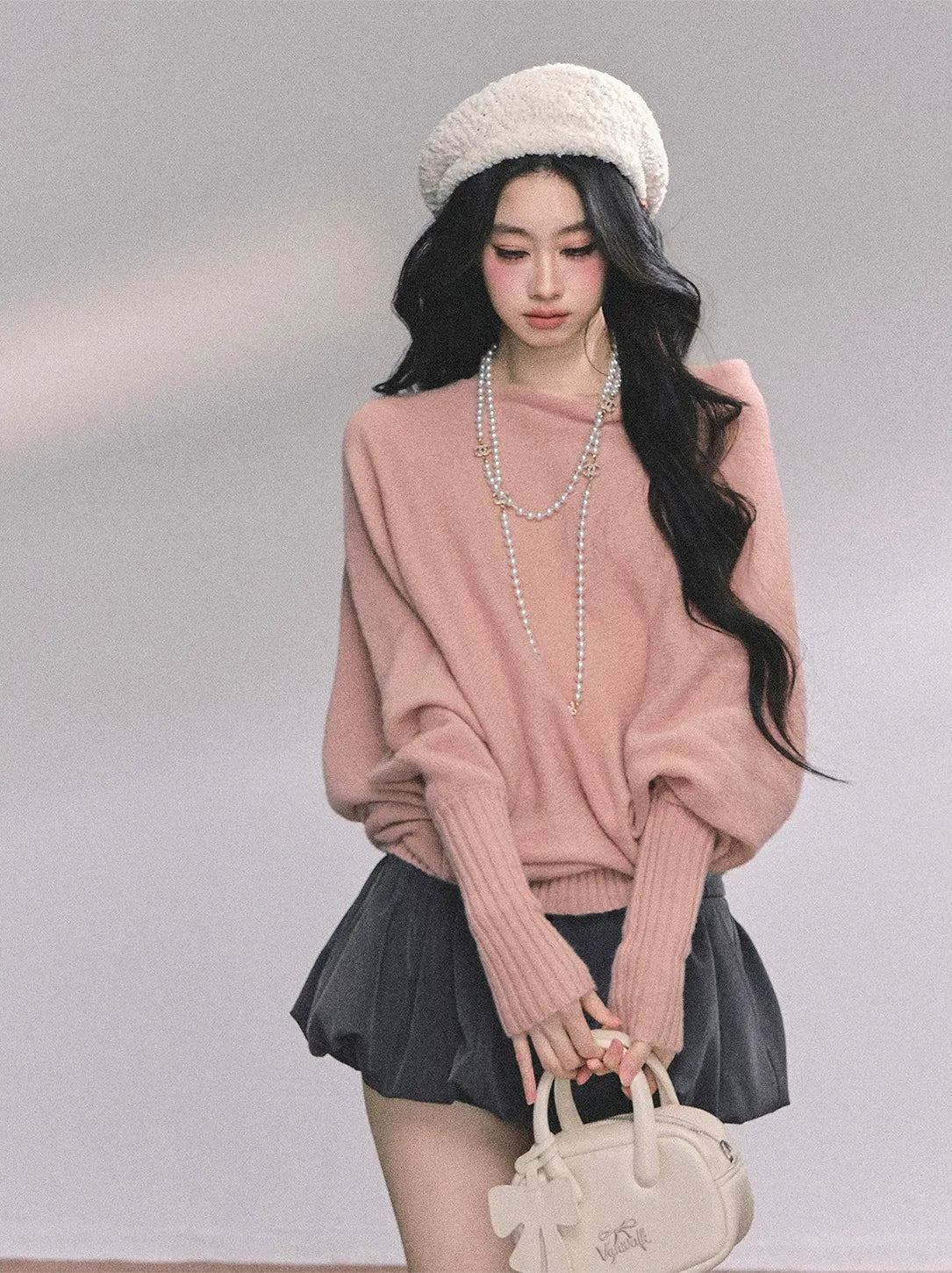 Maglione in maglia morbida con scollo monospalla