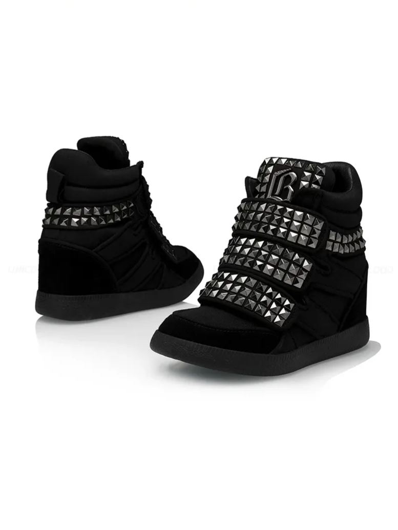 Sneakers alte con plateau e borchie