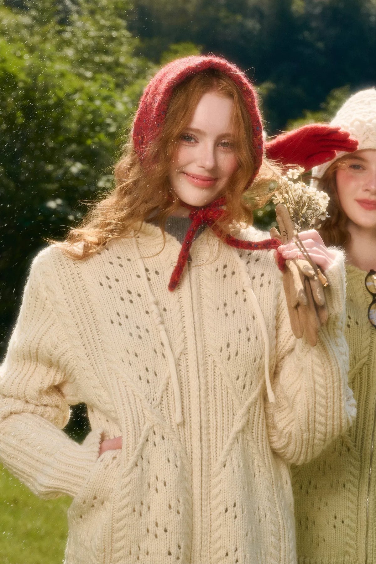 Completo con cappuccio in maglia a trecce