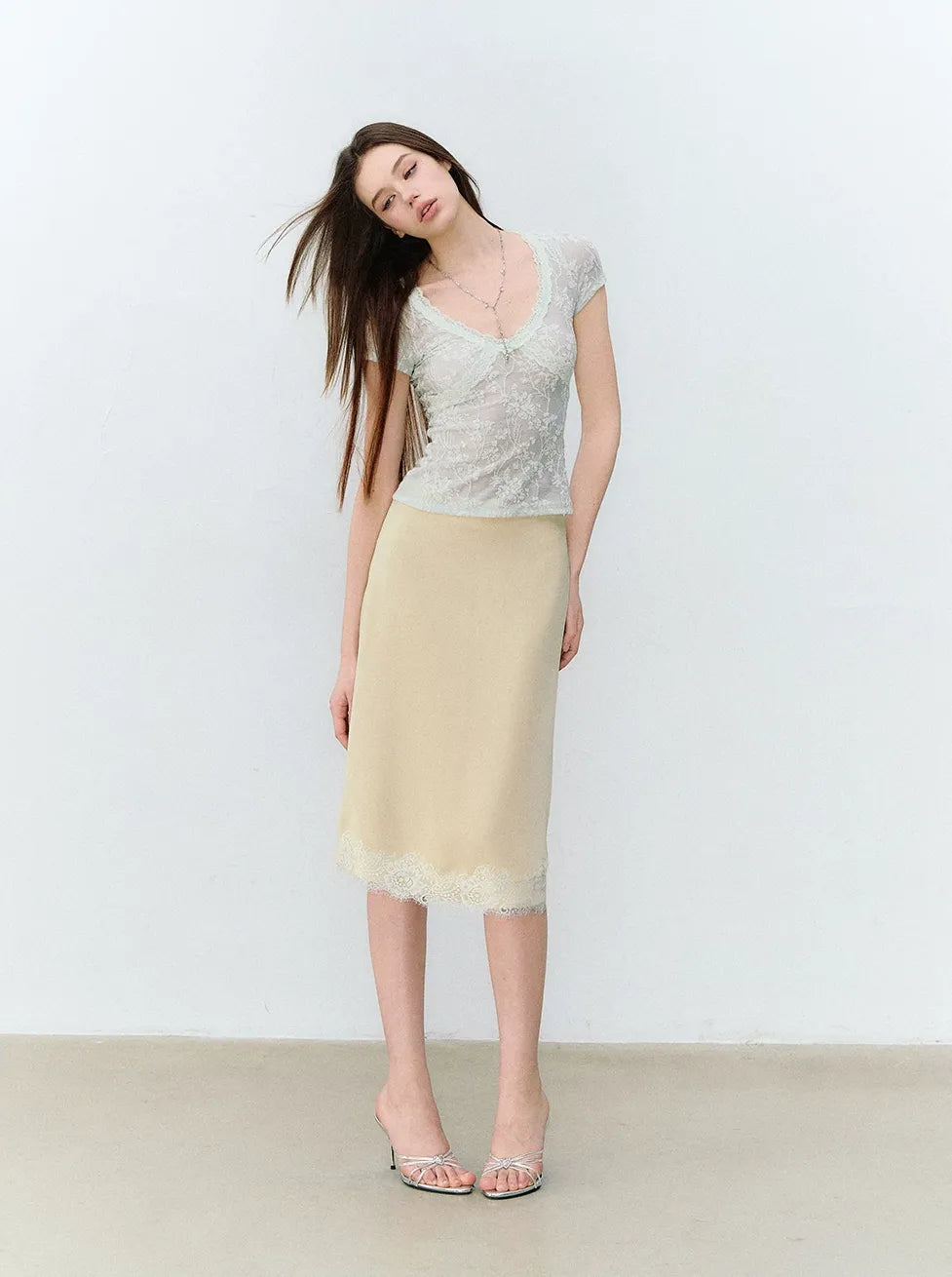 Lace-Trim Jacquard V-Neck Slim T-Shirt