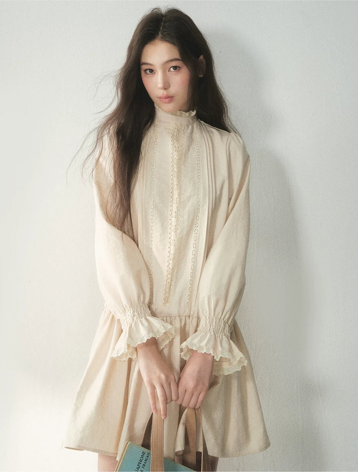 Vestido de encaje con volantes y cuello alto
