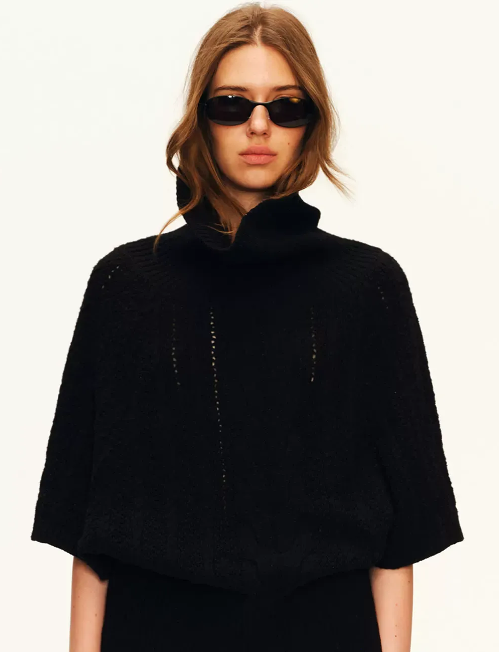 Pull asymétrique en maille torsadée