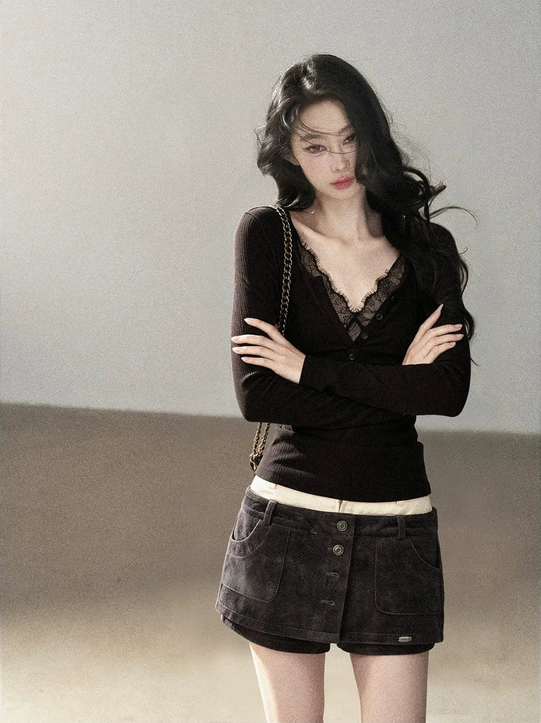 Top in costina spazzolata con pizzo e scollo a V