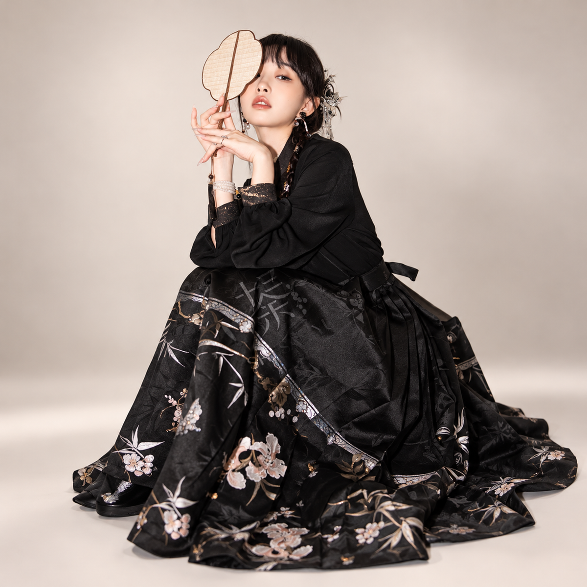墨白 Ink White Jacquard Asymmetrical Stand-Collar