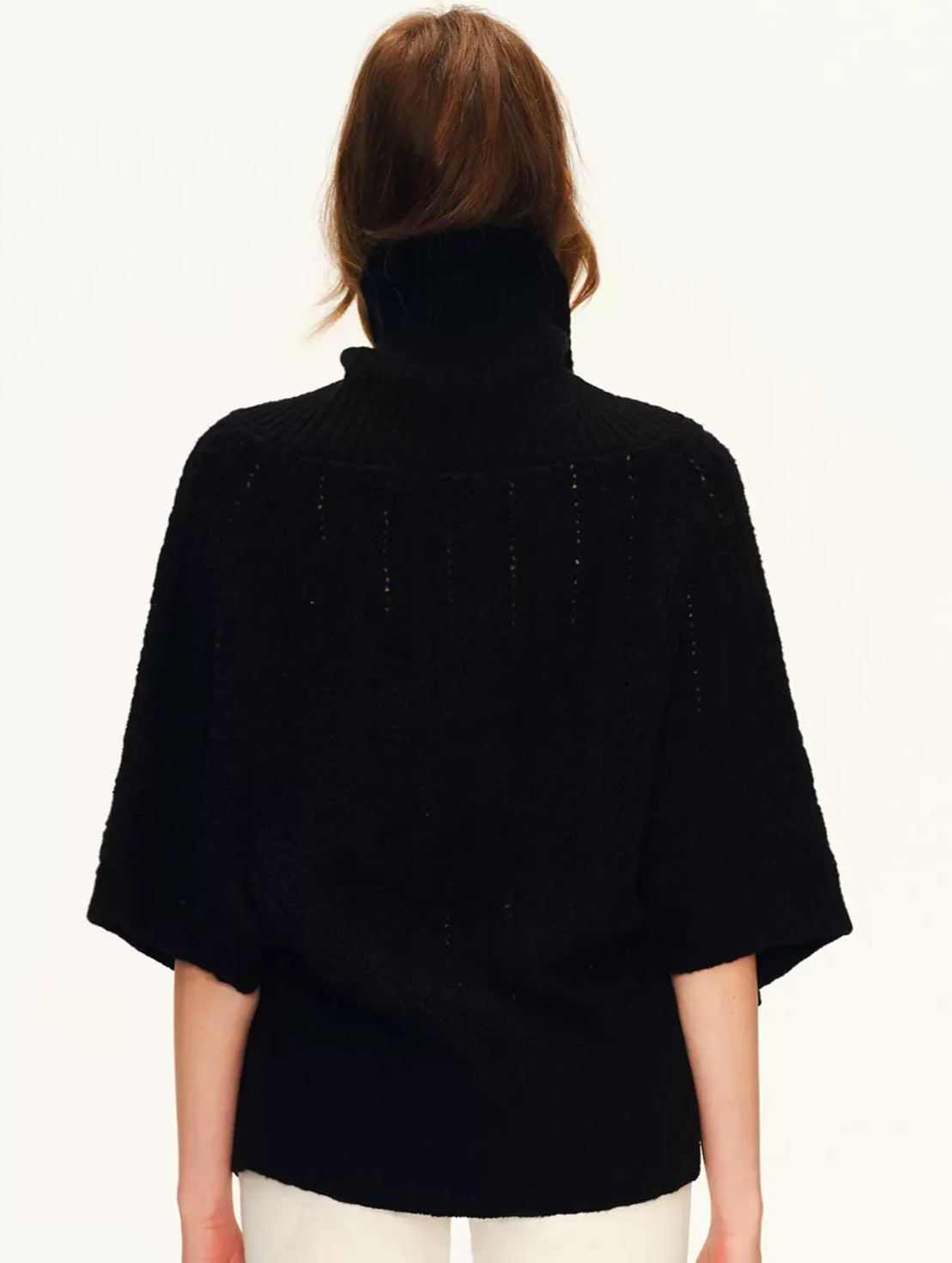 Pull asymétrique en maille torsadée