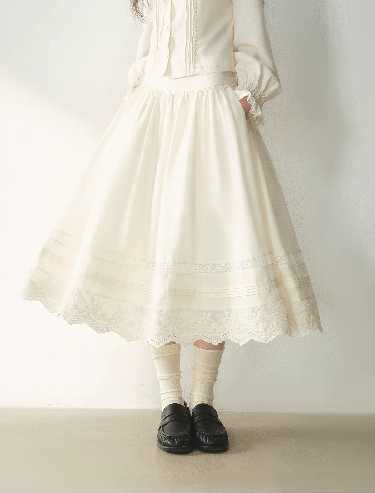 Conjunto de camisa y falda de lana con volantes