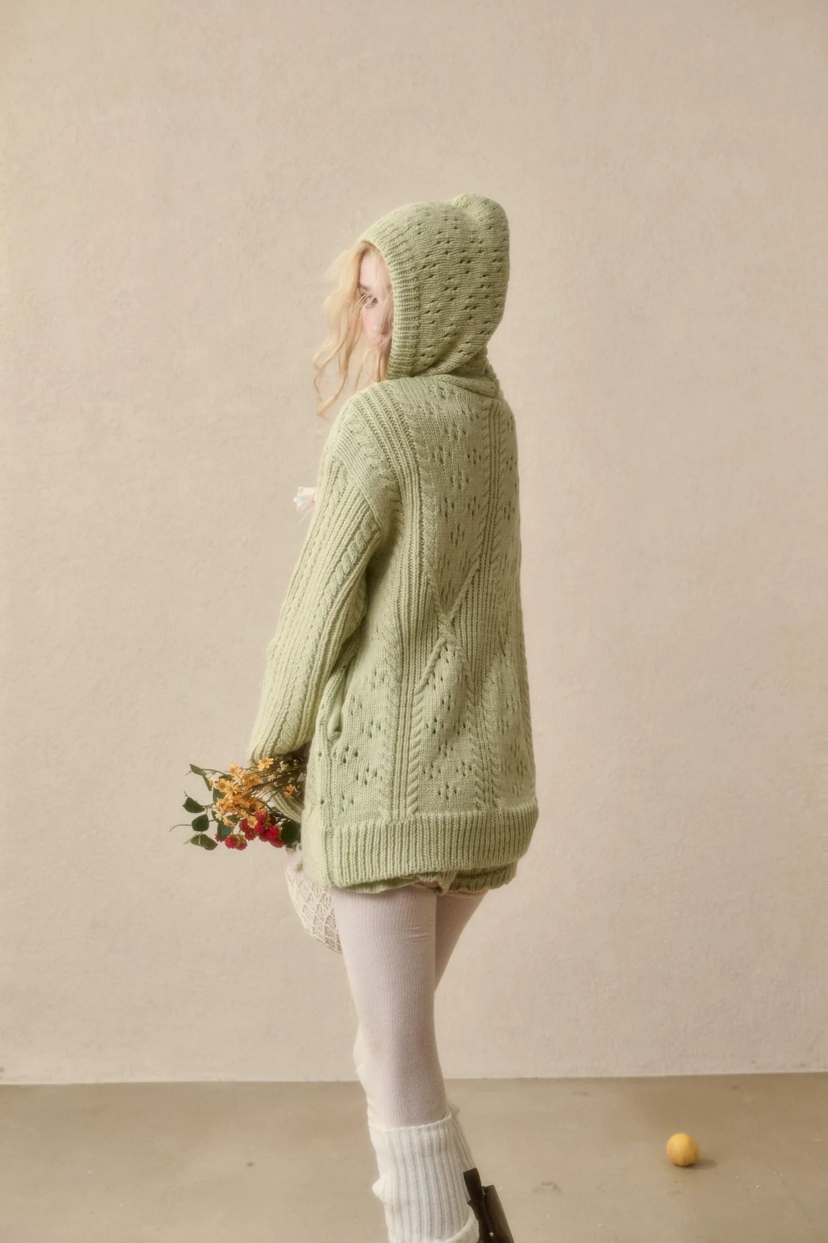 Completo con cappuccio in maglia a trecce