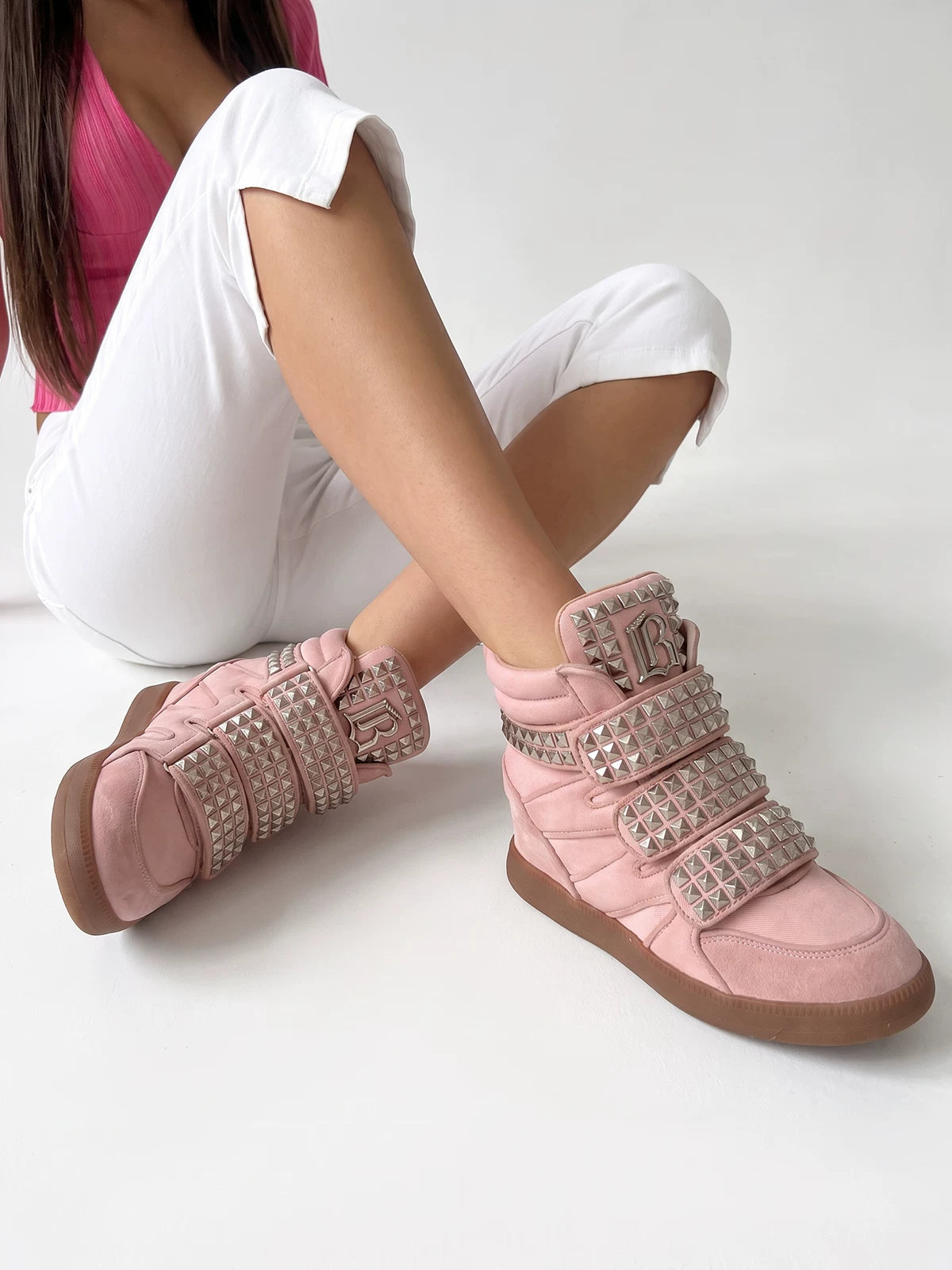 Sneakers alte con plateau e borchie