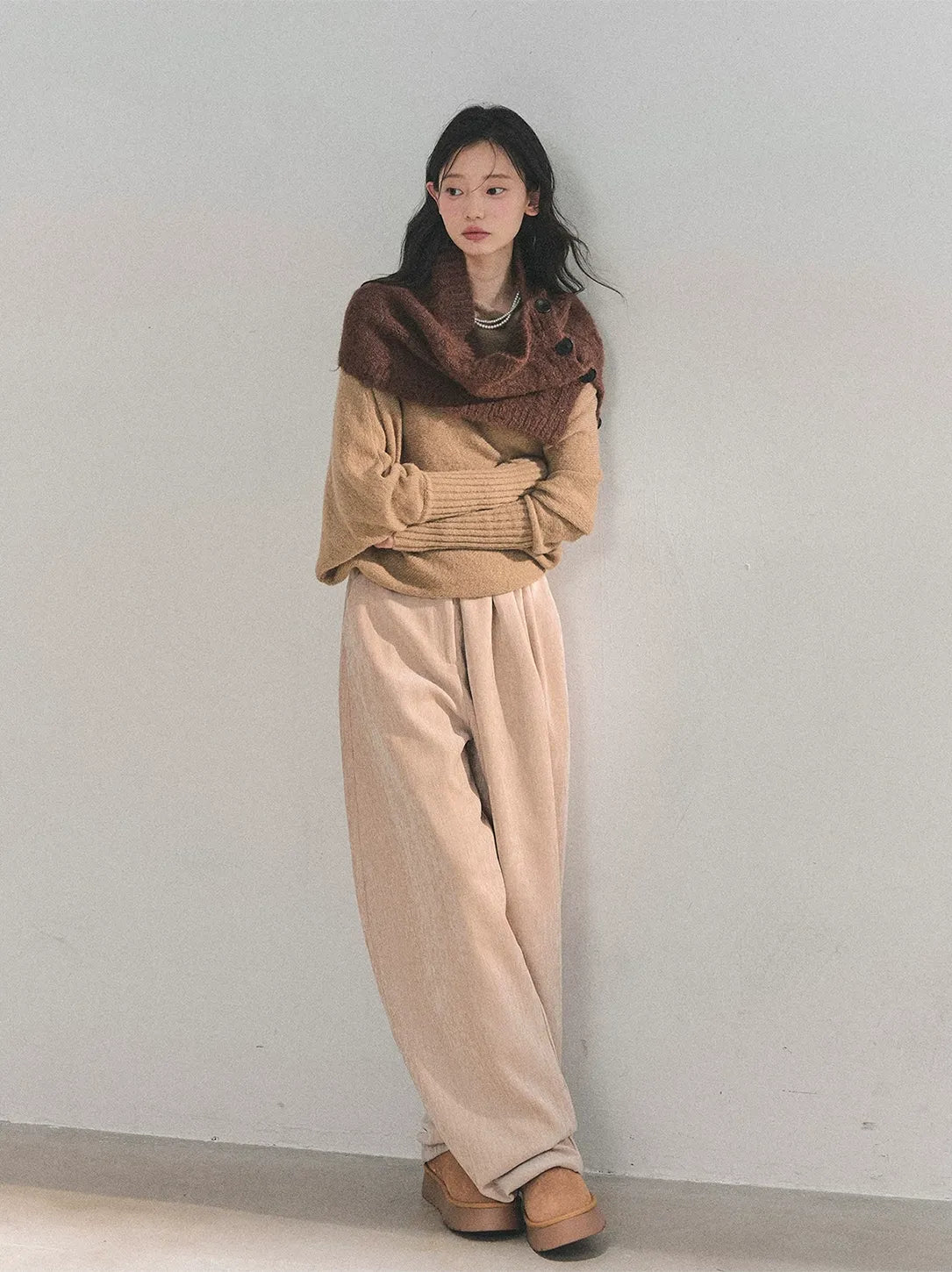 Maglione in maglia morbida con scollo monospalla