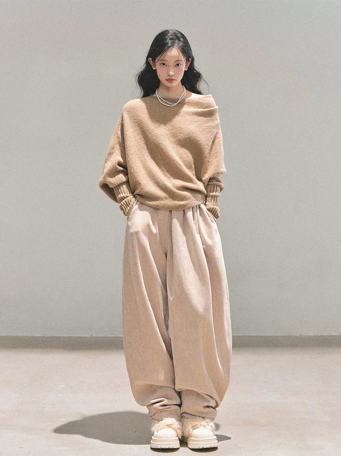 Maglione in maglia morbida con scollo monospalla
