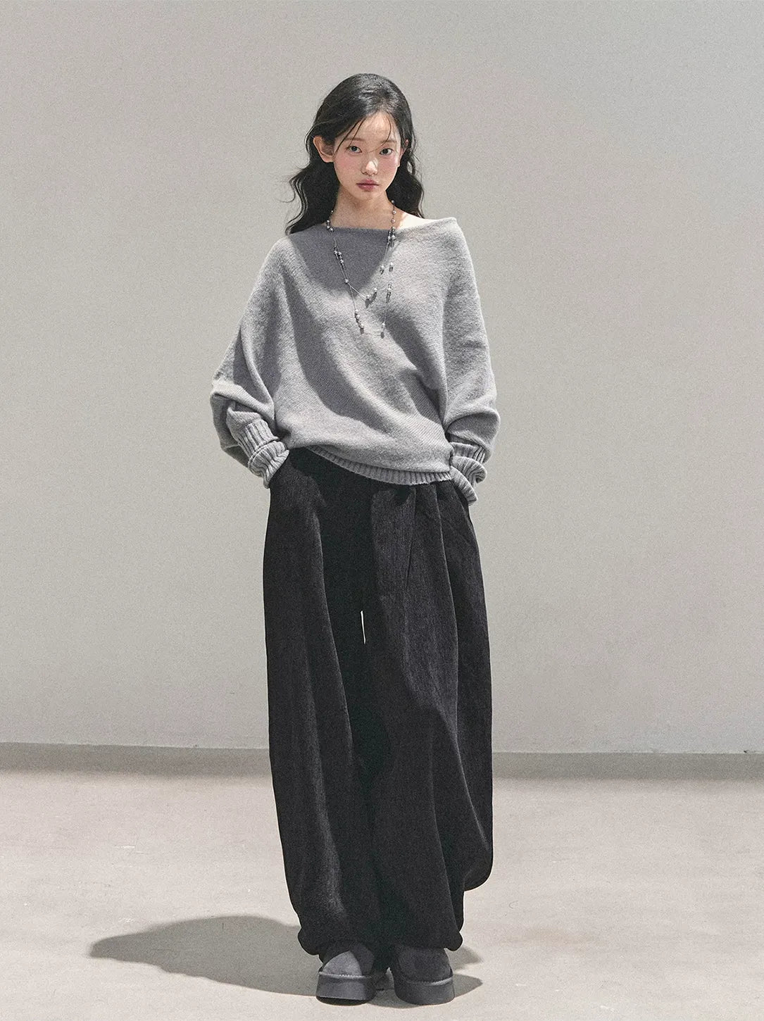 Maglione in maglia morbida con scollo monospalla