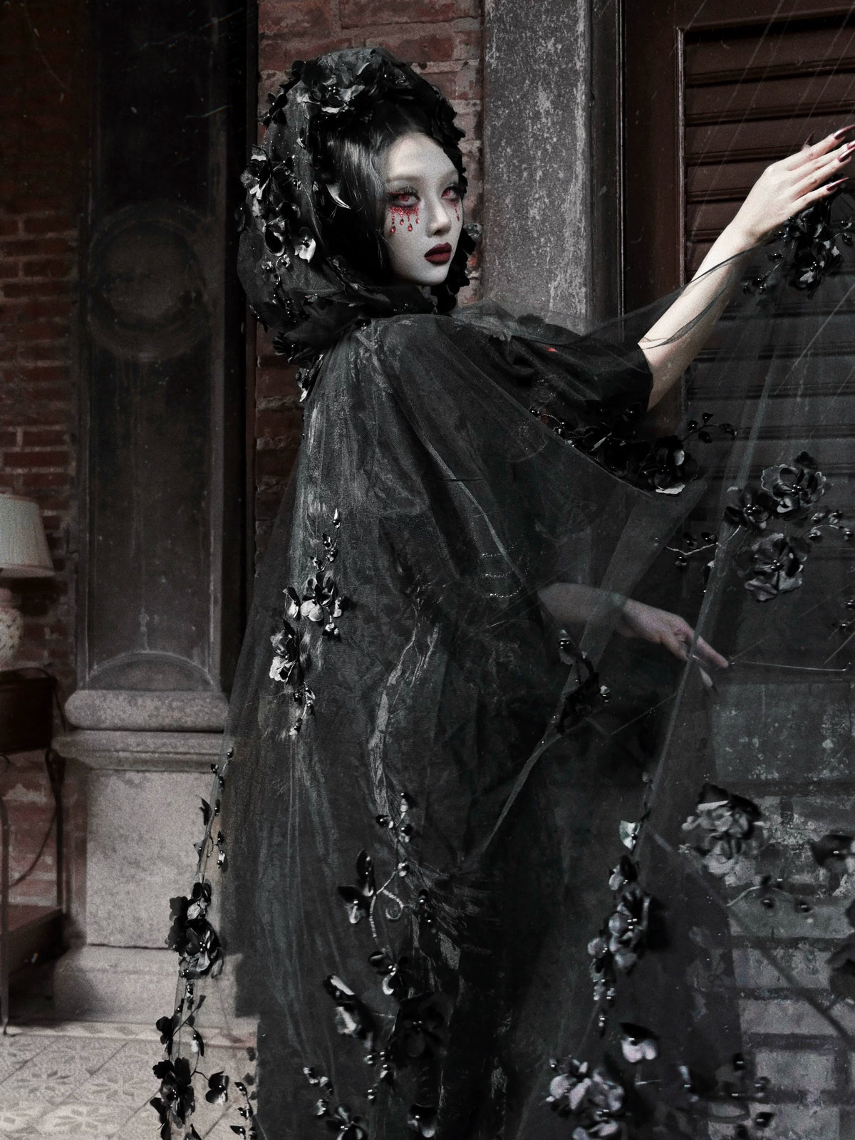 Áo choàng lưới Gothic có mũ đính hạt