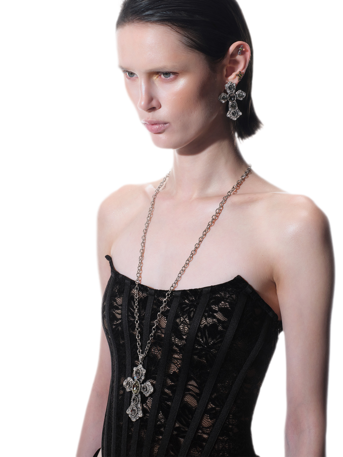 Collar con colgante de cruz con pedrería