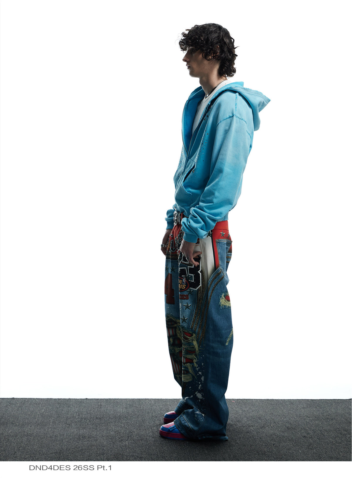 Hoodie mit Reißverschluss und Used-Look-Strasssteinen