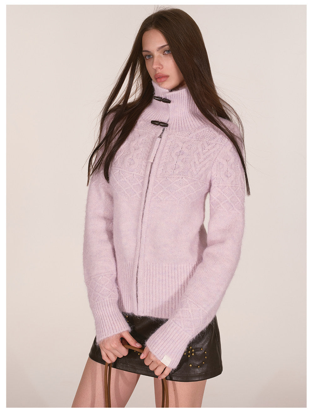 Veste cardigan en maille torsadée sculptant la taille