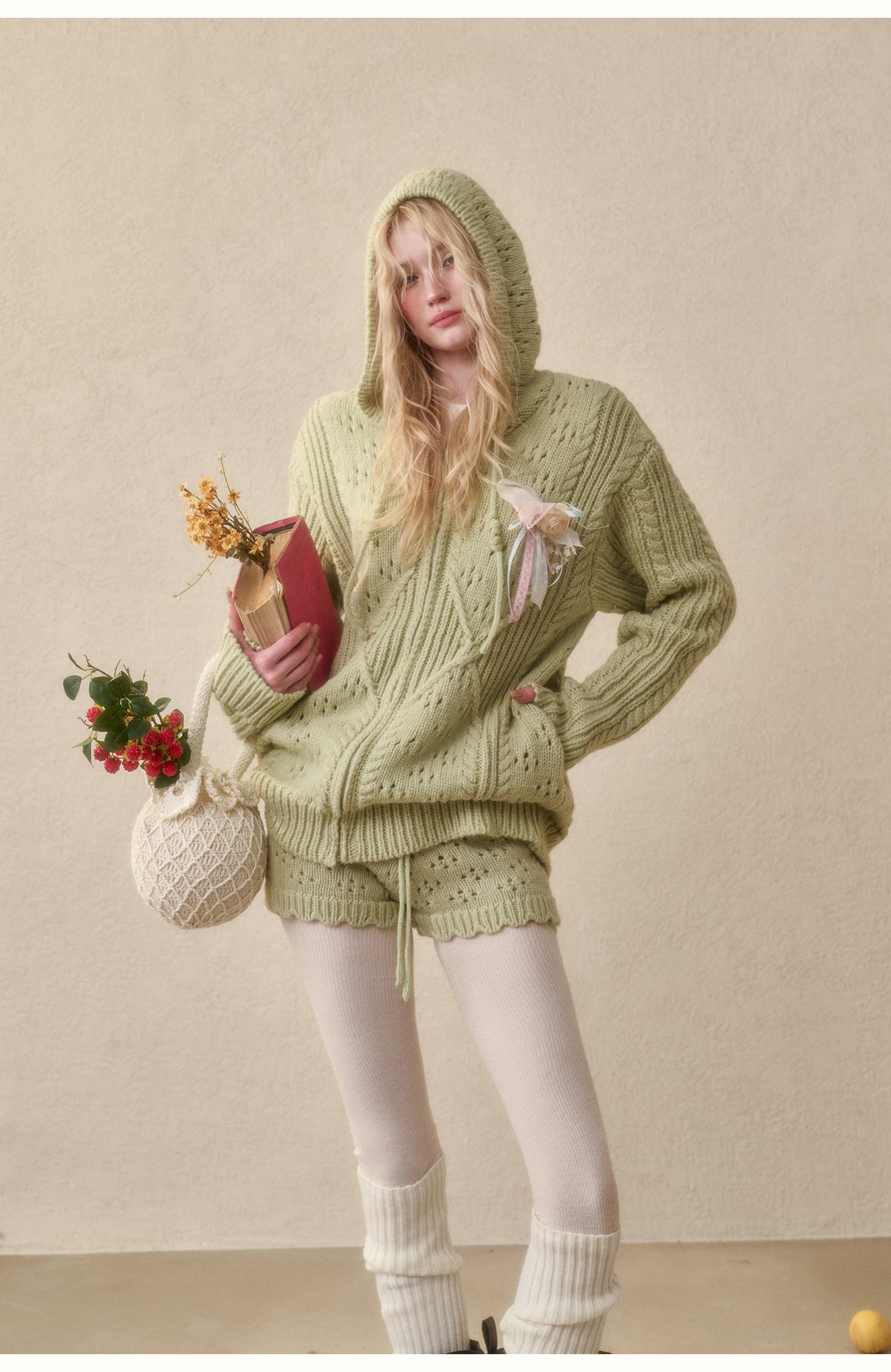 Completo con cappuccio in maglia a trecce