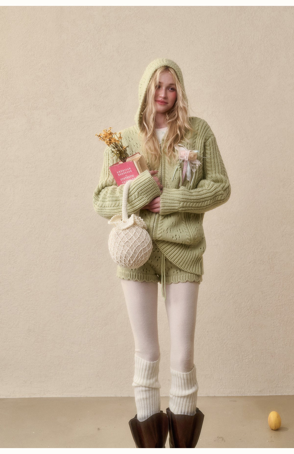 Completo con cappuccio in maglia a trecce