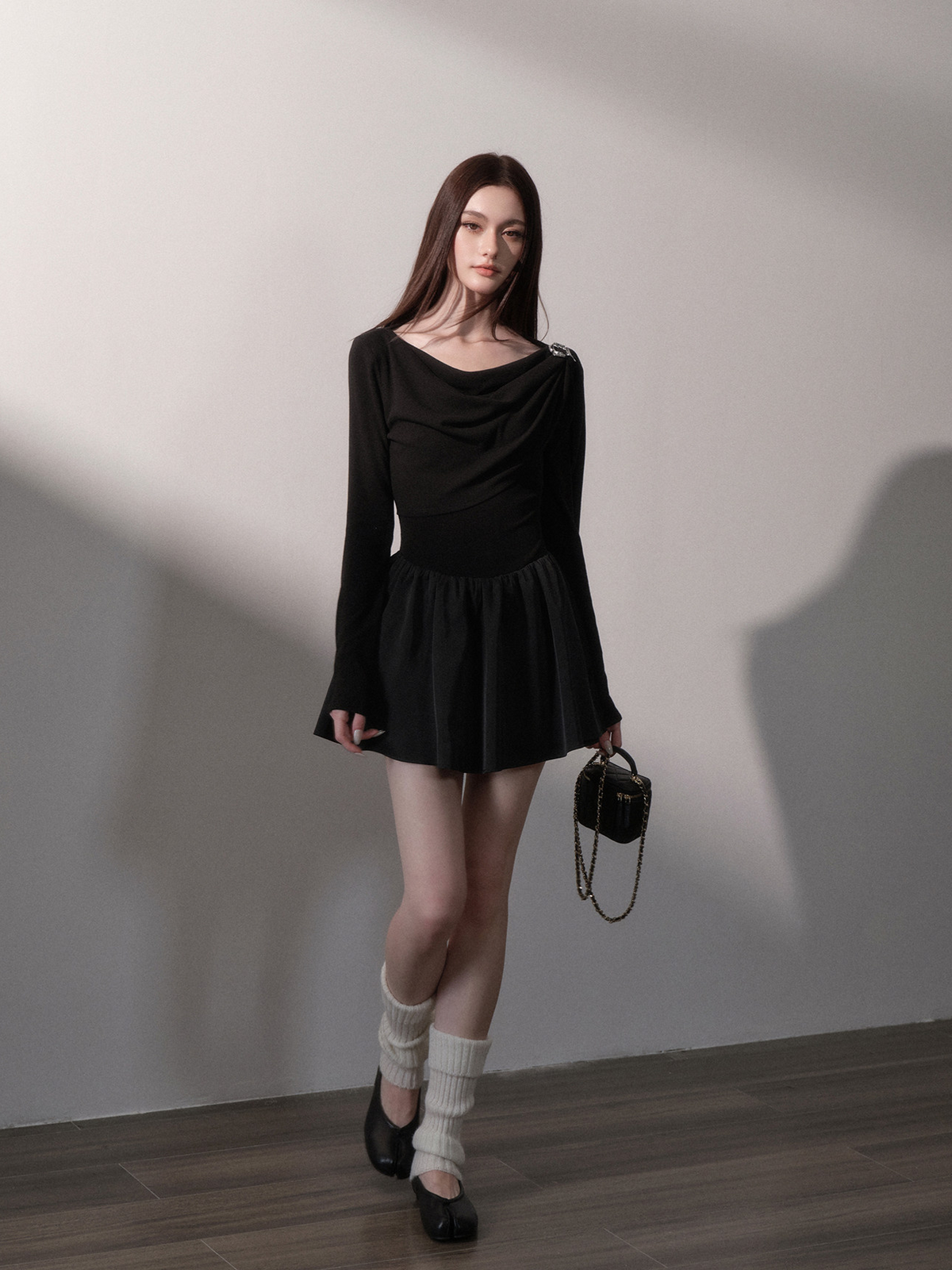 Vestido corto drapeado con hombros descubiertos