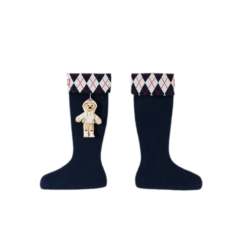 Tất cao đến gối họa tiết argyle với mặt dây gấu