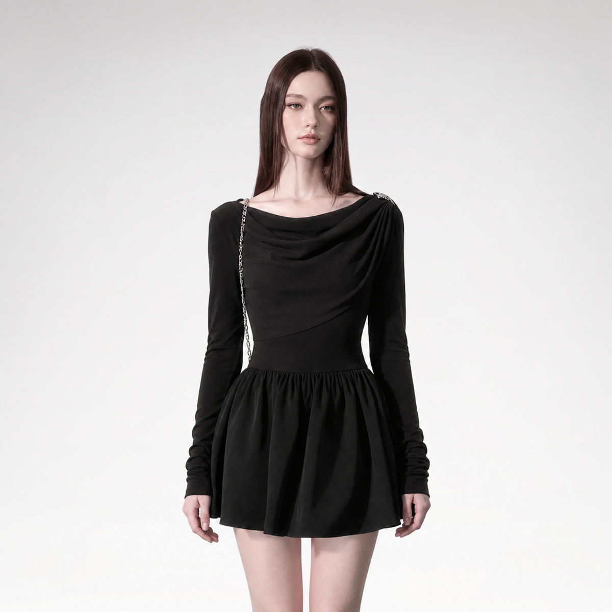 Vestido corto drapeado con hombros descubiertos