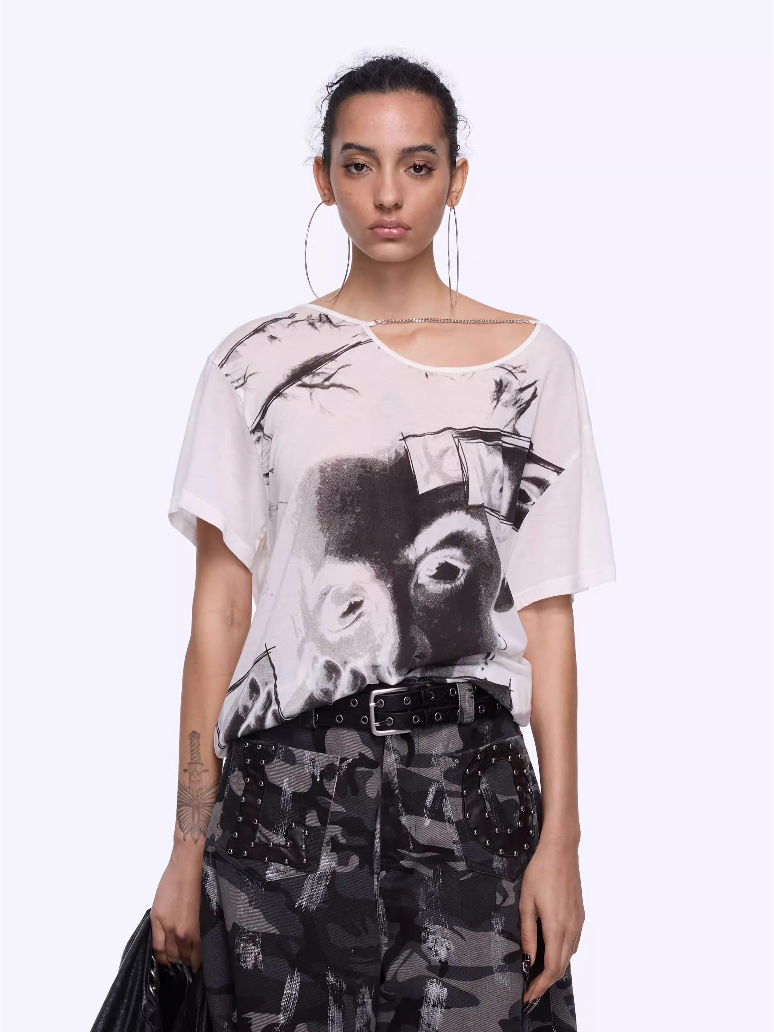 Blend Open-Back Chain Detail Loose T-Shirt