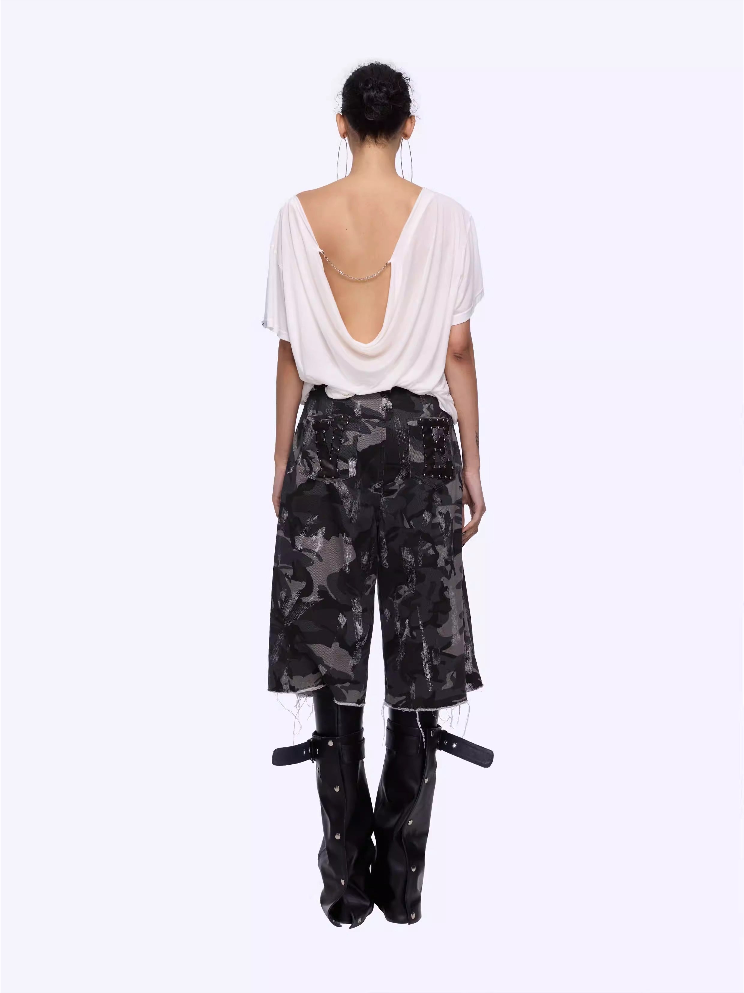 Blend Open-Back Chain Detail Loose T-Shirt