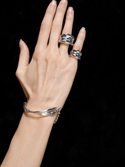 Möbius Chain Spliced Asymmetric Open Bracelet