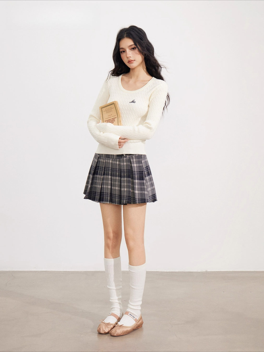 Embroidered Cable Knit Fitted Crewneck
