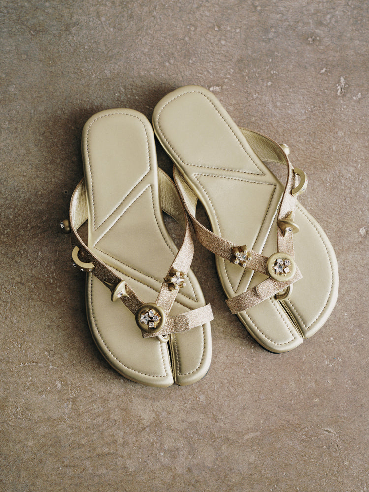 Hollow-out Toe-separated Flat Flip-flops