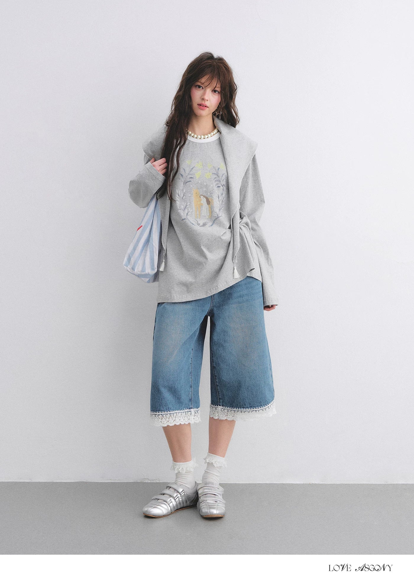 Vintage Washed Denim Cropped Jeans with Lace Embroidered Hem